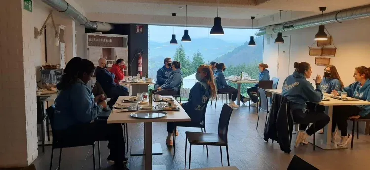 Imagen de Grupos desayunando en el restaurante