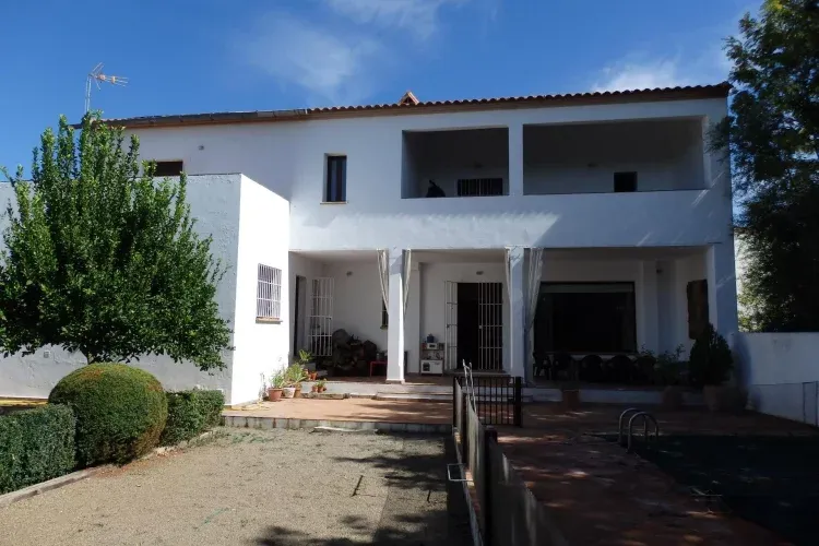 Imagen de Vista de la casa desde el jardín