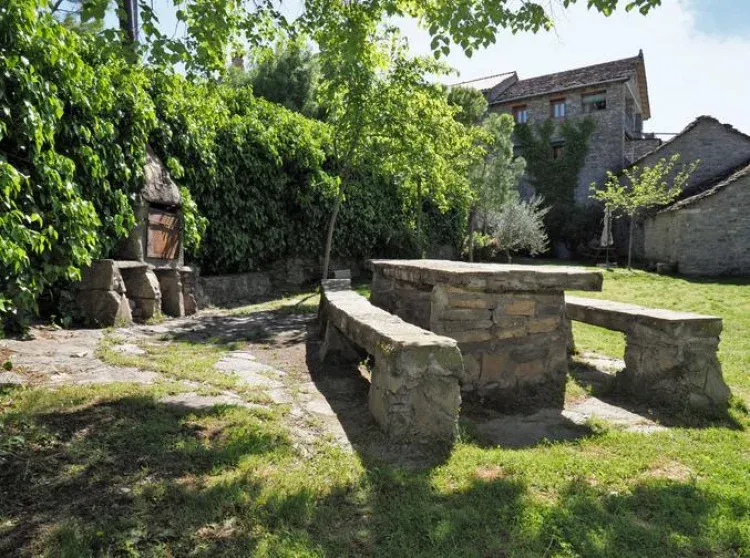 Imagen de Jardín con mesa  y barbacoa