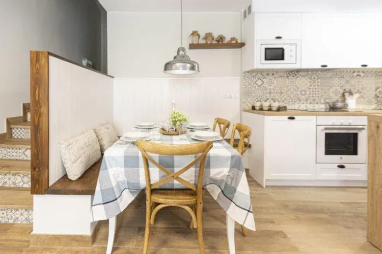 Imagen de Detalle mesa con banco madera