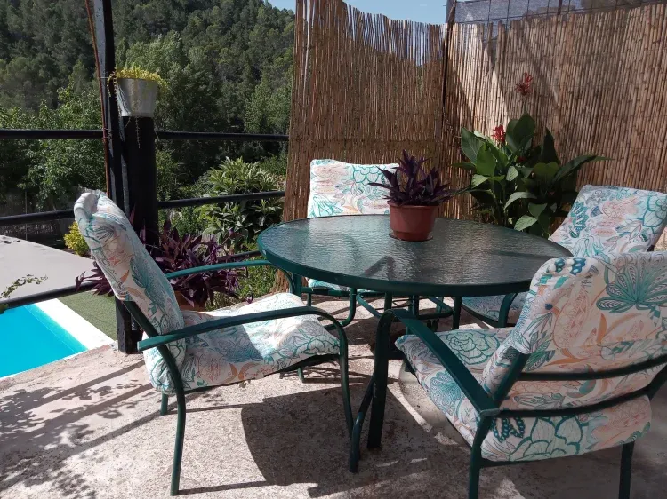 Imagen de terraza hacia piscina
