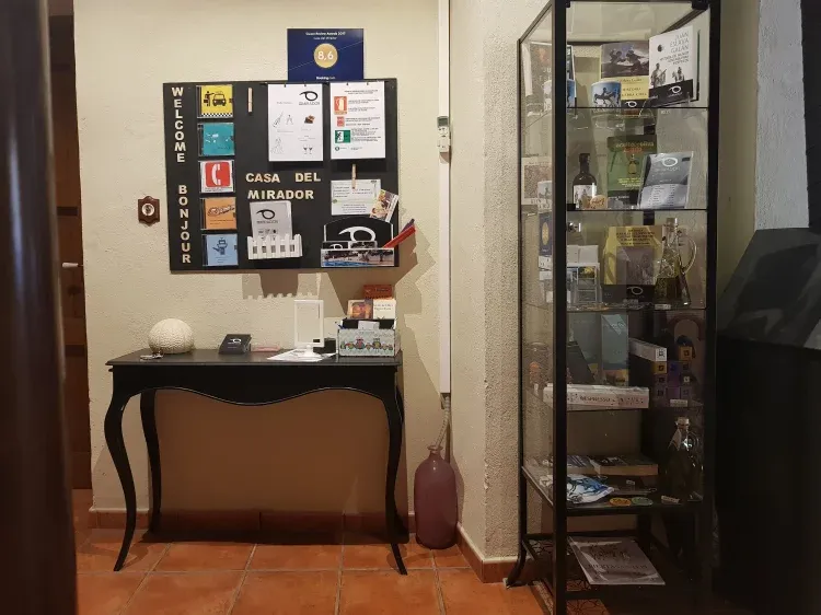 Imagen de Entrada del alojamiento y vitrina de productos de la zona