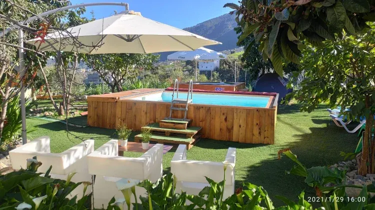 Imagen de piscina con Jacuzzi
