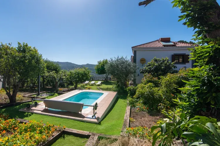 Imagen de Piscina y jardín