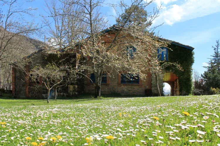 Imagen de Primavera, la fachada del lado oeste