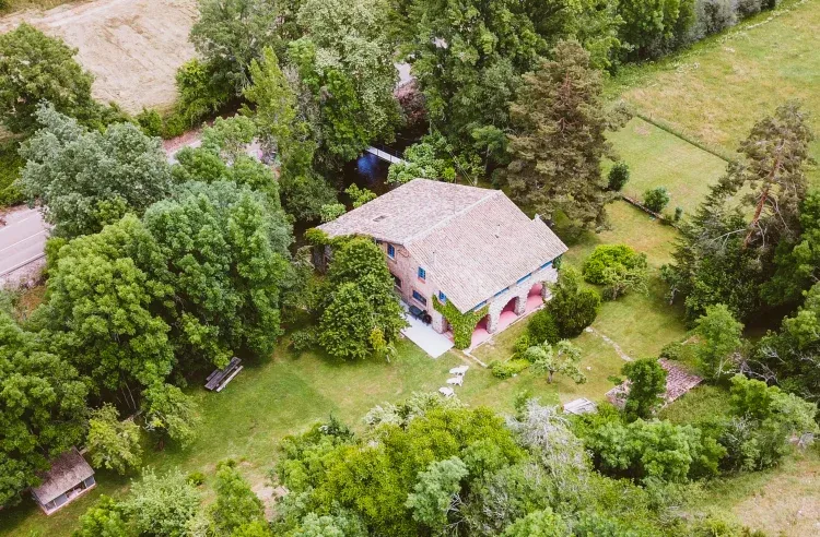Imagen de vista aerea de la casa y finca
