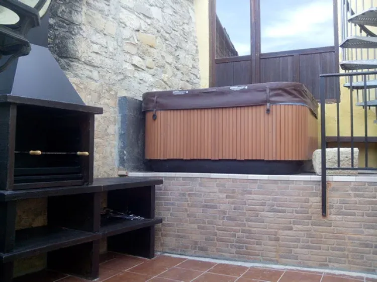 Imagen de Patio con barbacoa y jacuzzi
