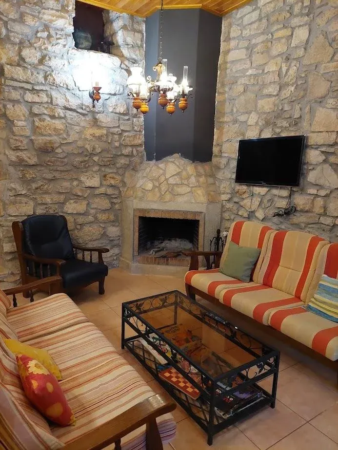 Imagen de Salón comedor con chimenea
