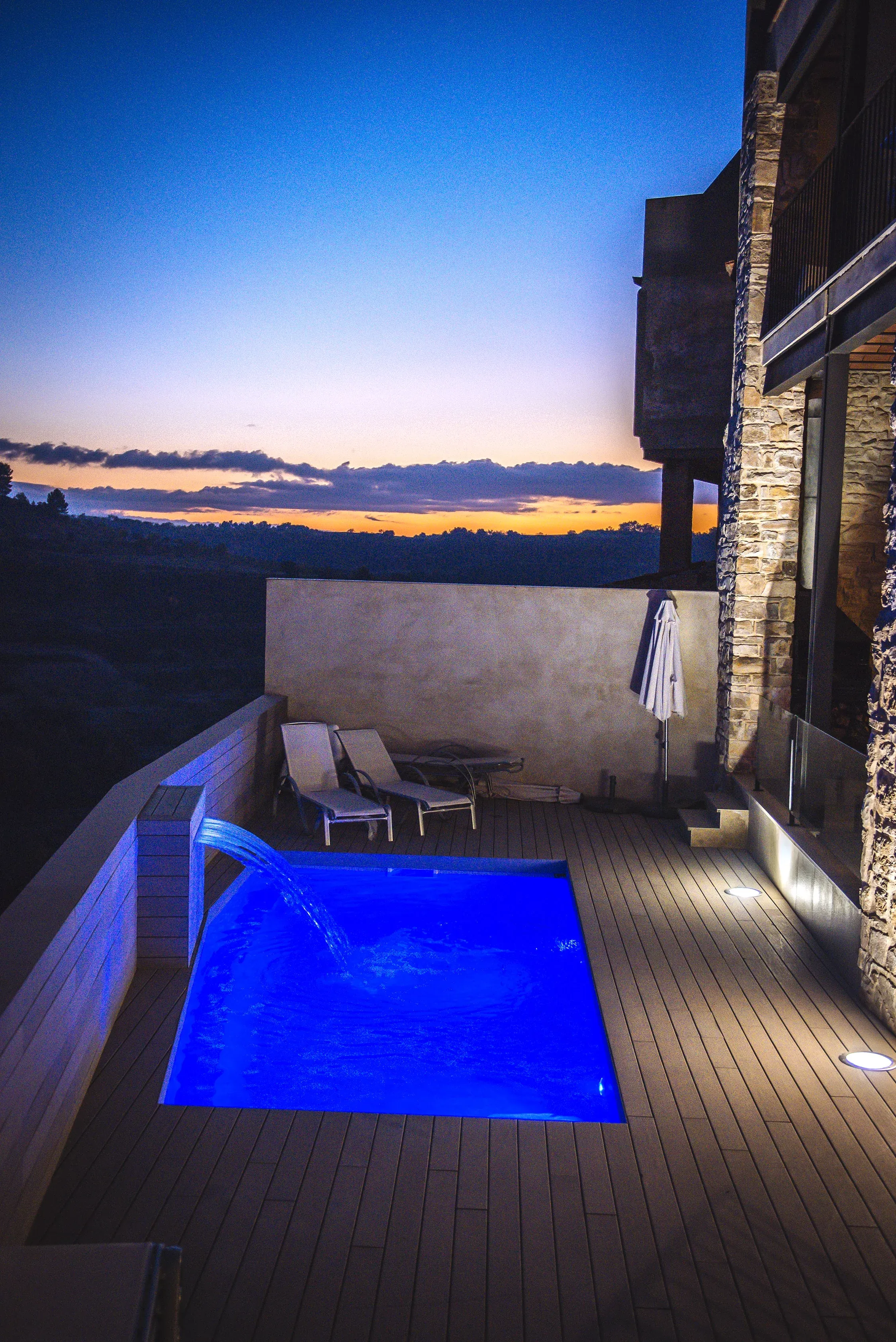 Imagen de Piscina y zona de tumbonas