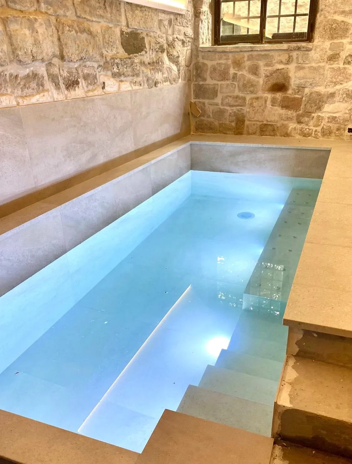 Imagen de Piscina interior climatizada con hidromasaje, luces y burbujas