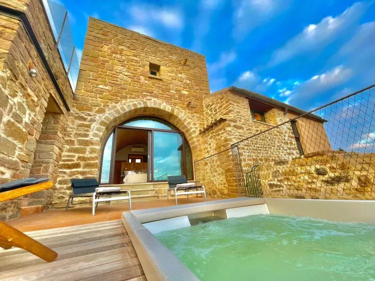 Imagen de Torre Medieval de Queralt con jacuzzi en la terraza
