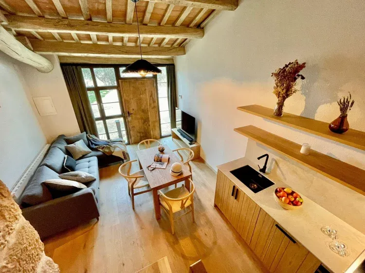 Imagen de Cocina y salon con materiales nobles