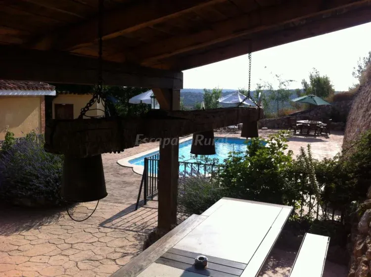 Imagen de Zona de barbacoa-piscina