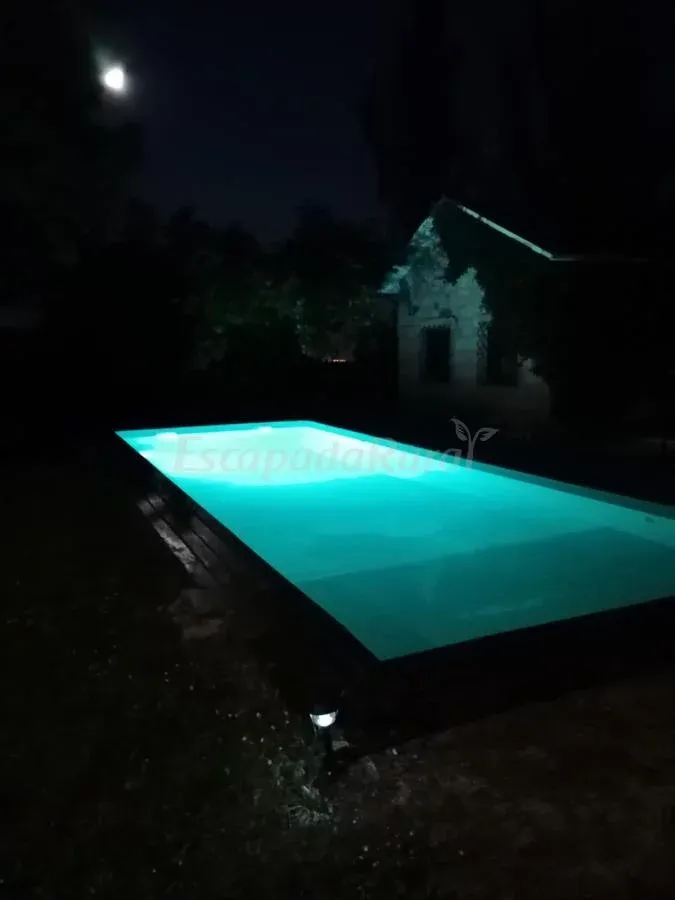 Imagen de piscina iluminada 
