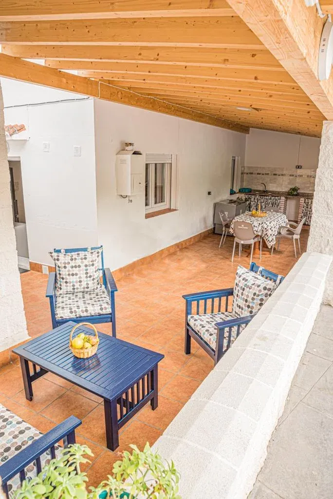 Imagen de Patio interior con cocina y vistas a la piscina