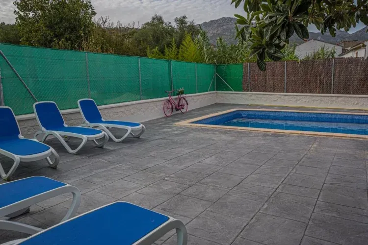 Imagen de Patio exterior con piscina