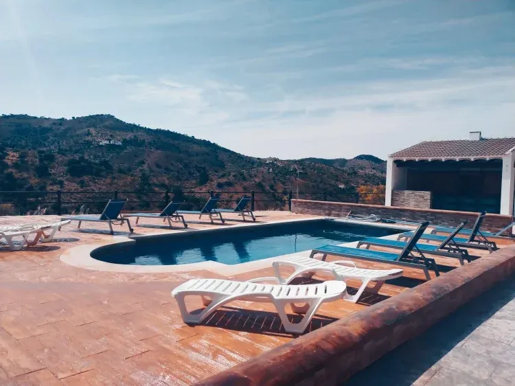 Imagen de Vista de piscina y barbacoa