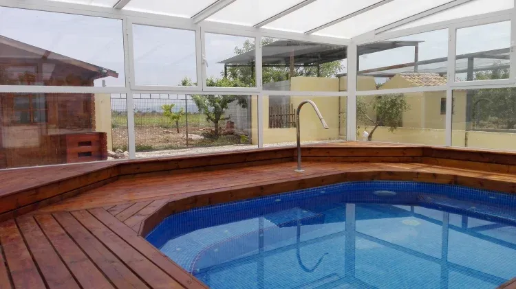 Imagen de Piscina climatizada y jacuzzi
