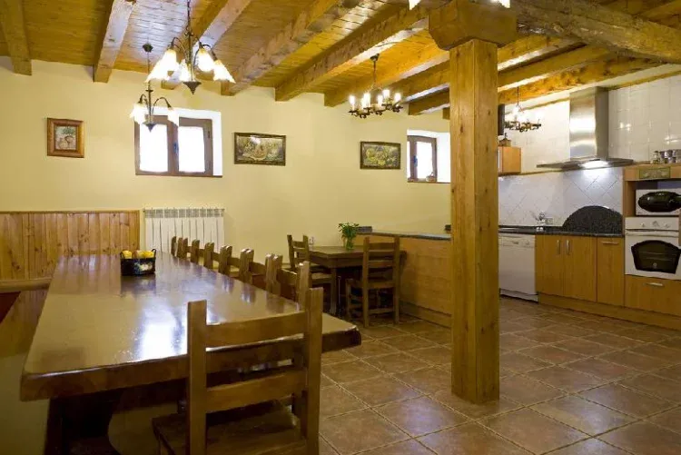Imagen de Comedor y cocina completa.