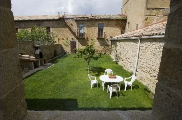 Imagen de Casa Rural La Sacristana.Jardín interior y antiguo claustro del monasterio medieval