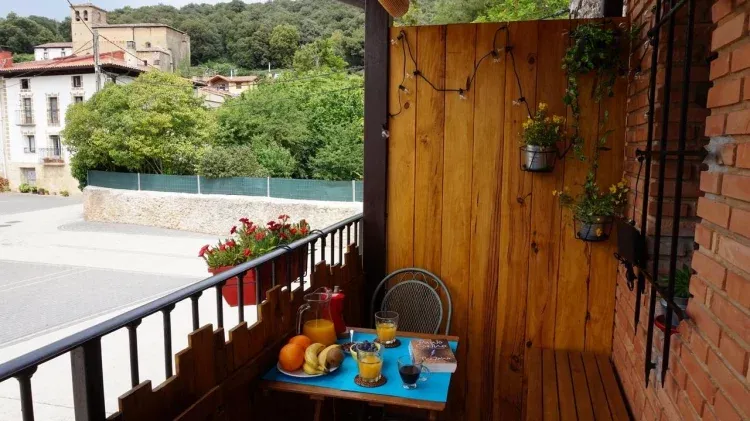 Imagen de Porche de entrada, desayunos a la fresca.