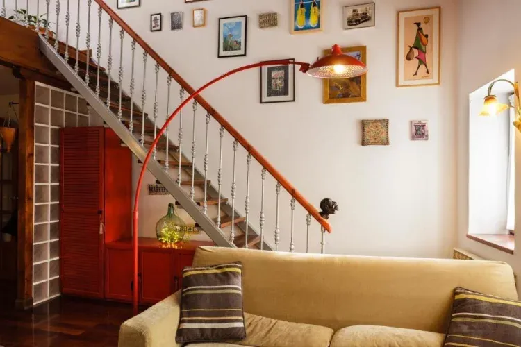 Imagen de La escalera del alojamiento da lugar a la habitación de matrimonio en el piso superior