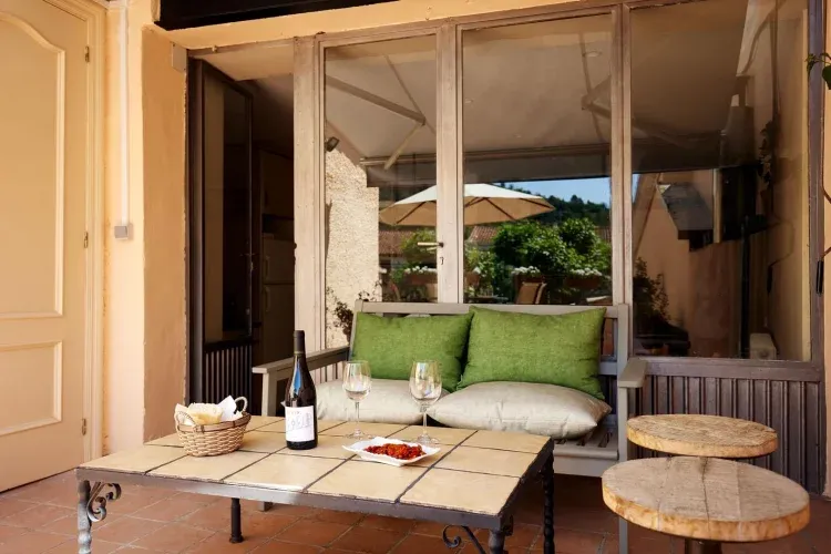 Imagen de La terraza también tiene una zona de chill out, con sofás y asientos cómodos para que descansen los huéspedes