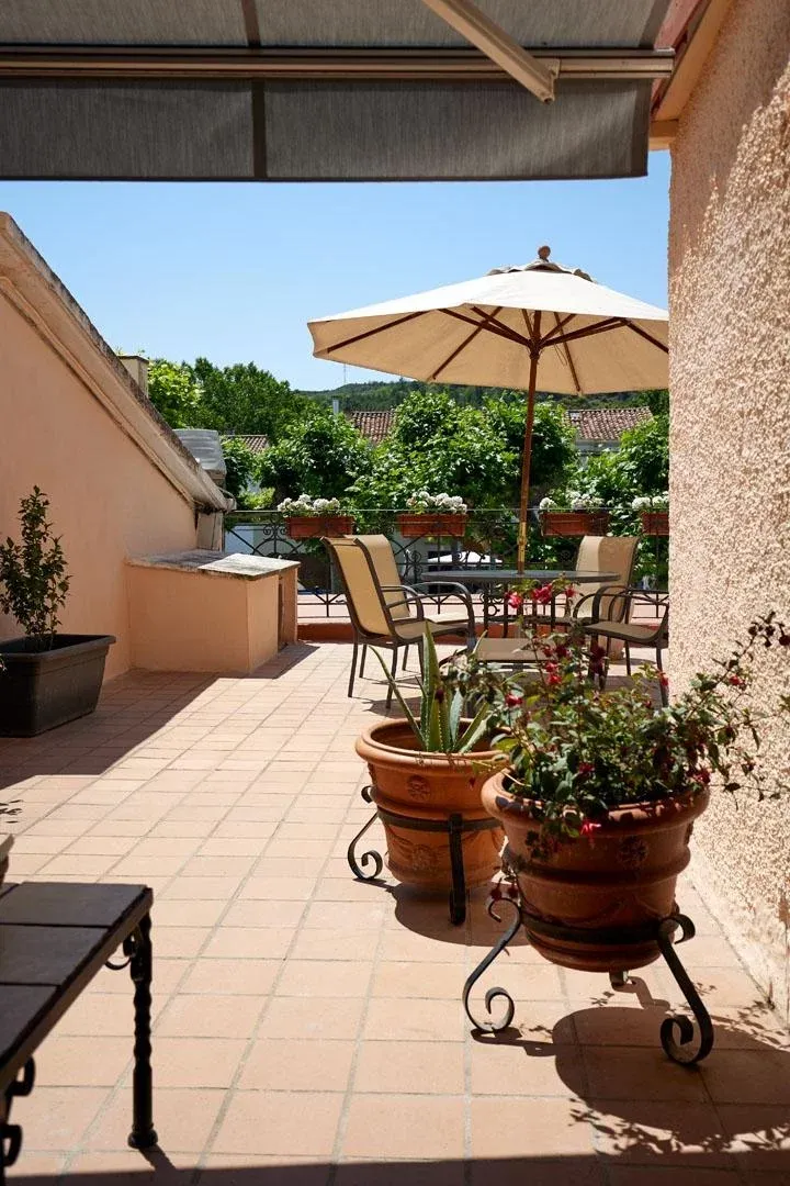 Imagen de La terraza a su vez cuenta con plantas decorativas y un baño