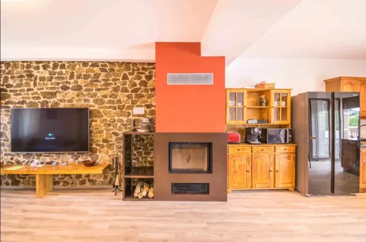 Imagen de En la Casa Don Filo tendréis la chimenea con leña de sobra para su uso