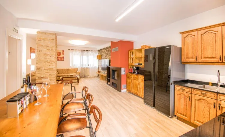 Imagen de La cocina está conectada con el salón y el comedor, y desde él se puede acceder a la terraza del alojamiento