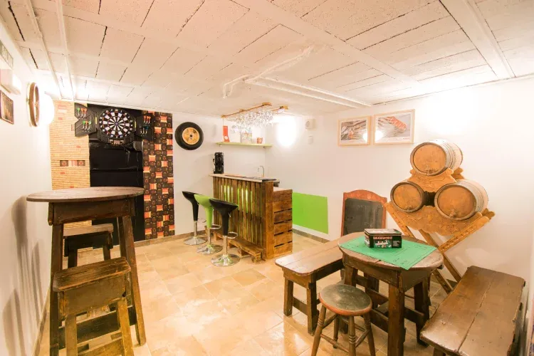 Imagen de En el sótano, se encuentra el bar, uno de los atractivos más demandados por los huéspedes