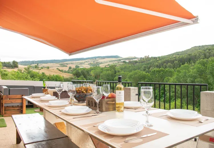Imagen de La terraza cuenta con diversas mesas de comedor, barbacoa y chill out