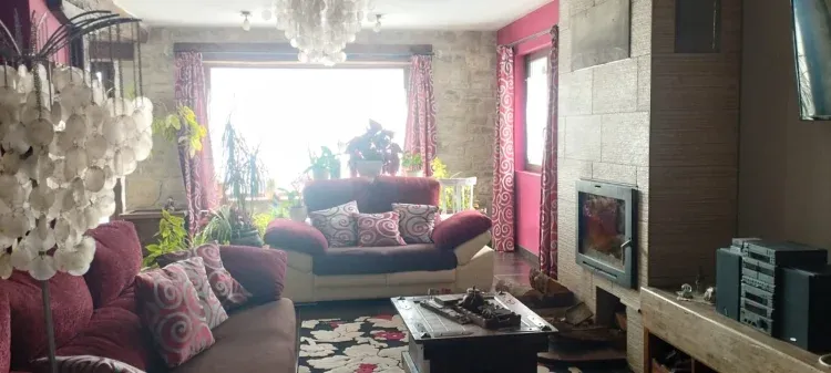 Imagen de Acogedor salón y al llegar la noche la chimenea nos acogerá.