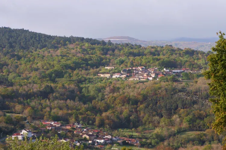 Imagen de Olás de Vilariño desde la distancia.