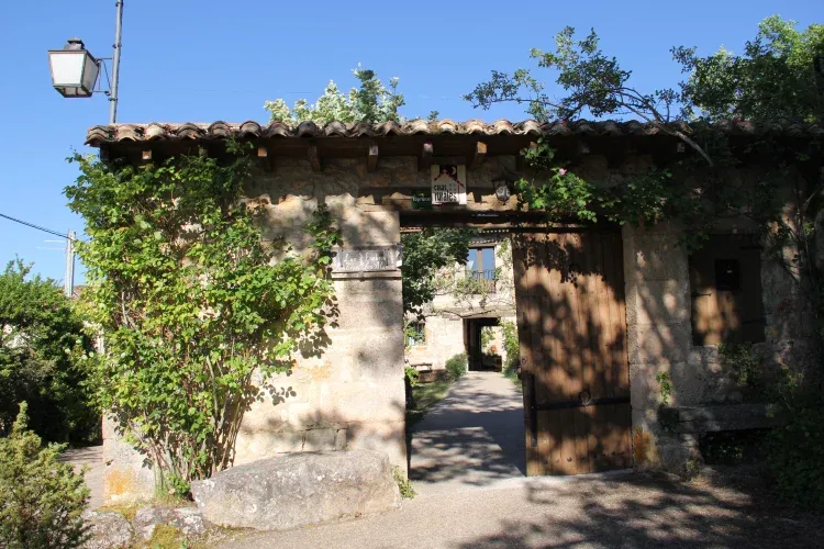 Imagen de Entrada a parcela de las Casas Rurales de Gama