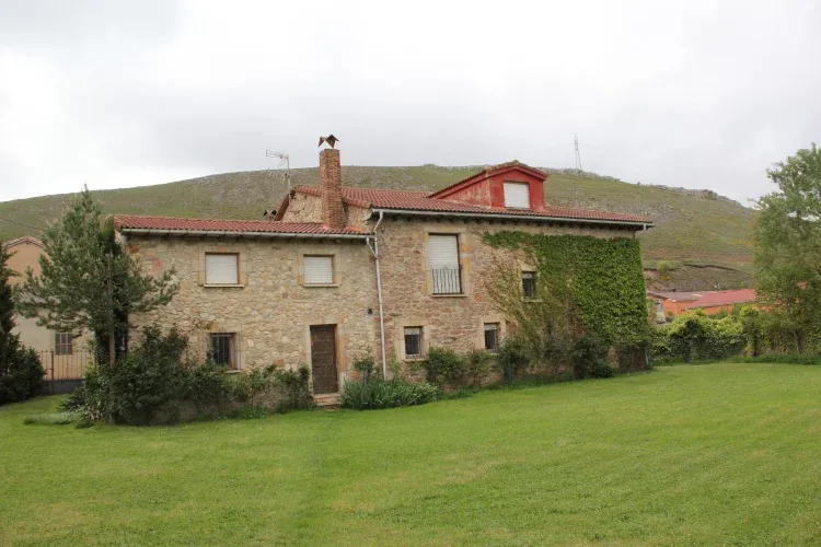 Imagen de Fachada trasera y jardín en casa Las Tuerces