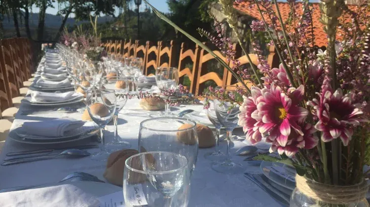 Imagen de Comida en el jardín, boda en Casa Souteleira