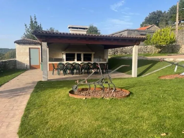 Imagen de Barbacoa, cenador y baño exterior
