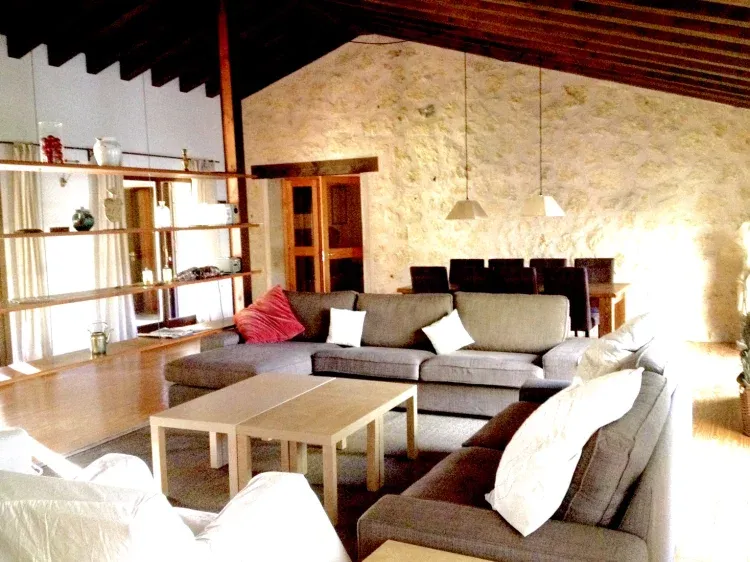 Imagen de Salon -comedor con chimenea