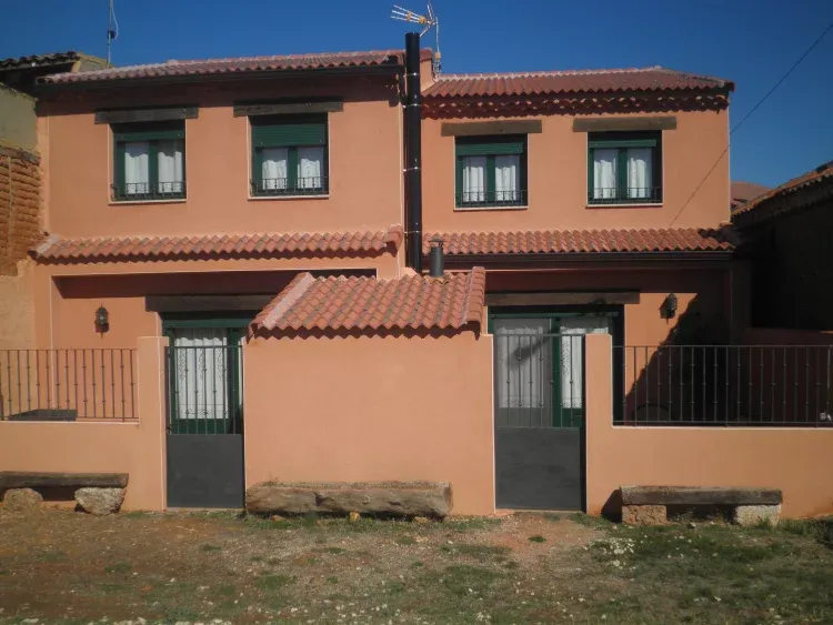 Imagen de las casas vistas desde unas grandes eras