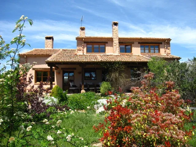 Imagen de Vista general de la casa y el jardín