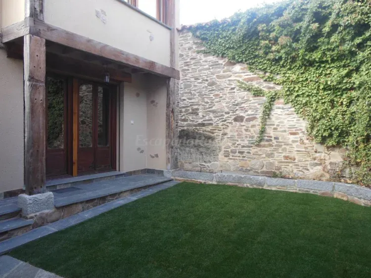 Imagen de vista del jardín y acceso al salón