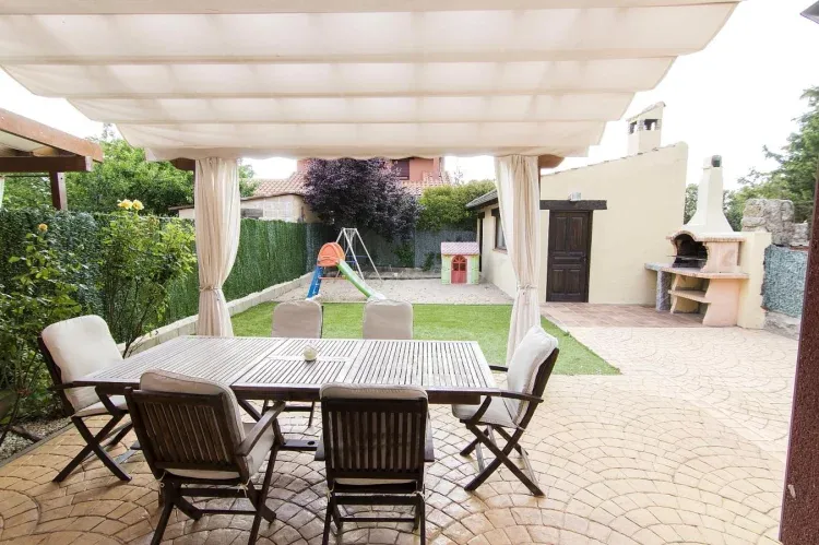 Imagen de Porche cenador y patio trasero.