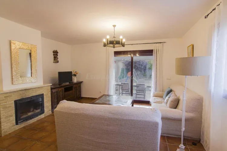 Imagen de Salón con chimenea y televisión.