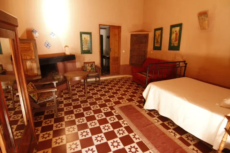 Imagen de casa el Toril:salon dormitorio con chimenea, otro dormitorio para un niño y baño.
