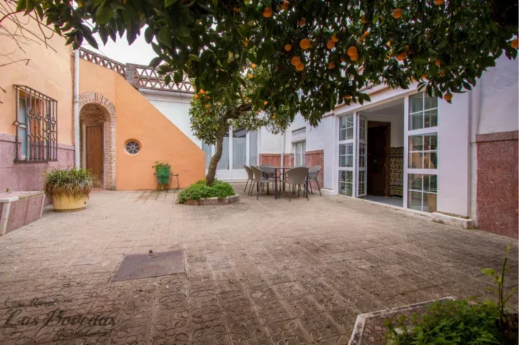 Imagen de Patio principal con mobiliario de exterior