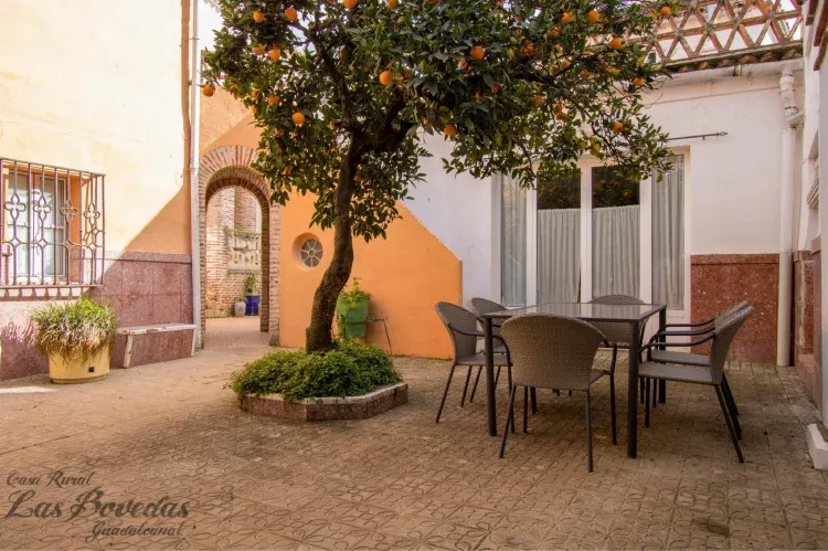 Imagen de Patio principal con mobiliario de exterior.