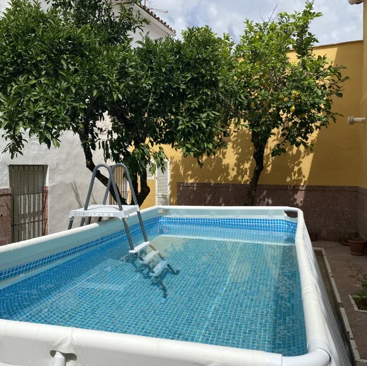 Imagen de Piscina instalada en el patio en temporada de verano.