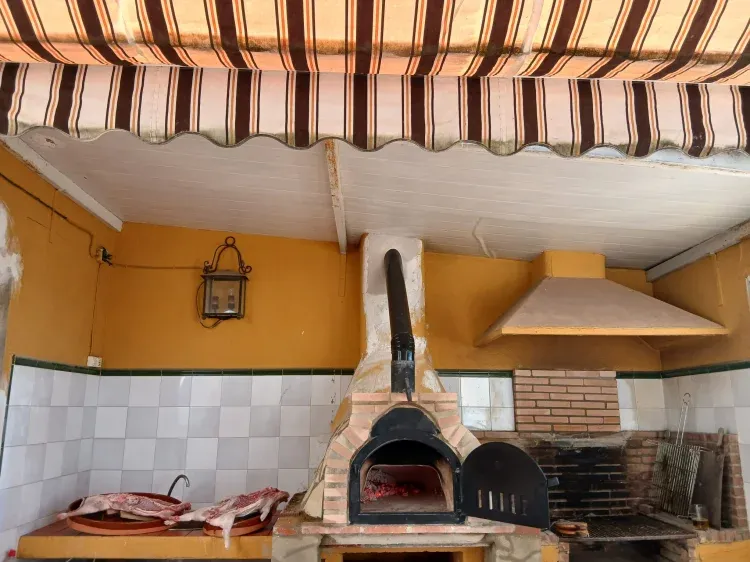 Imagen de COCINA EXTERIOR CON HORNO DE LEÑA
