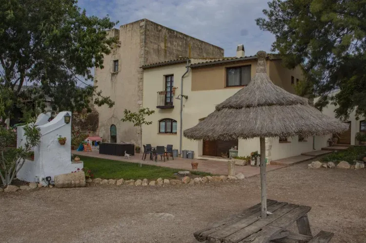 Imagen de fachada y exterior masía